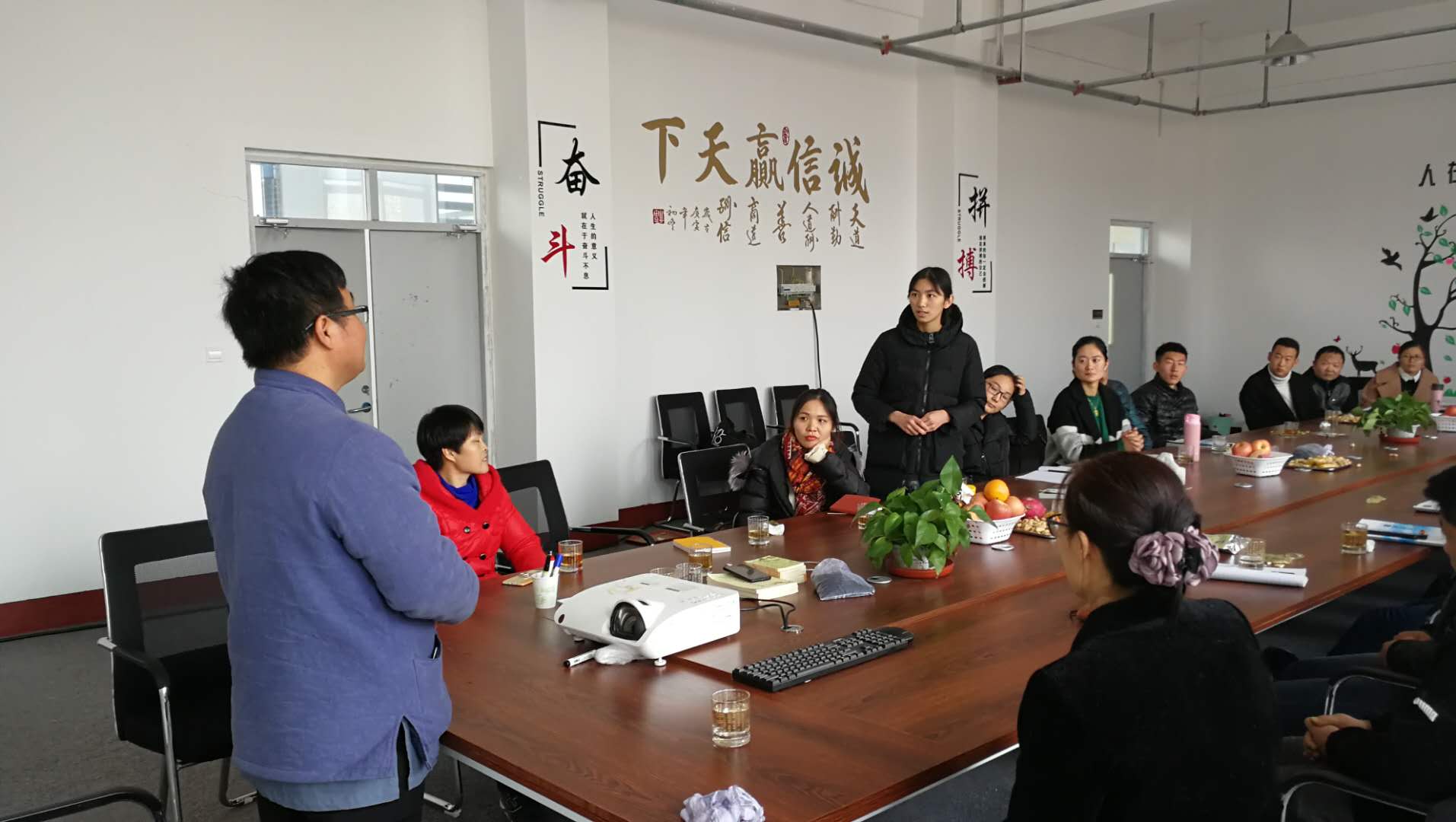 员工就问题对王老师进行提问 员工就问题对王老师进行提问